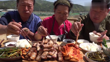《韩国农村美食》五花肉块配辣白菜、蒜瓣，这老头真是个吃货