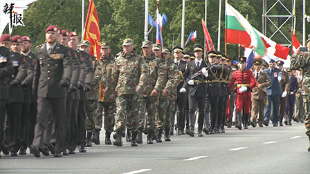 波兰举行五三宪法日大阅兵