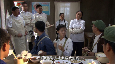 知青吃饭没有粮票,大厨拿着铁勺就冲了出来,这架势太吓人了