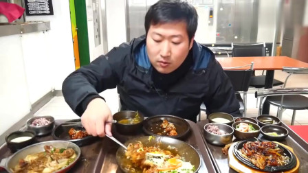 《韩国农村美食》乡下小伙子下馆子，石锅拌饭+海鲜粉丝煲，一个人吃才爽