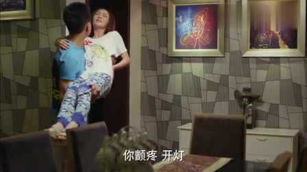 美女想上厕所，老公公主抱把老婆抱到厕所，太甜蜜了！