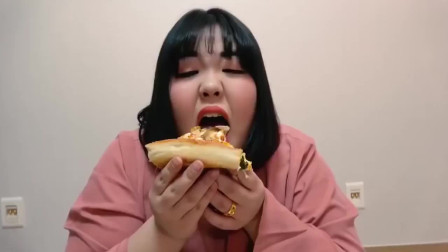 韩国胖妞吃整个巨型比萨，不停地吃肚子快撑坏了，很美味啊
