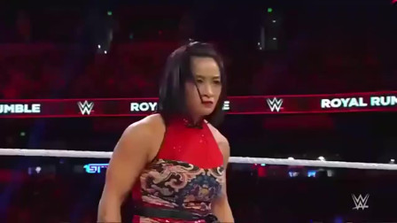 wwe中国行 WWE中第一个中国女选手 面对高大的欧美人 一脚就把她踢倒