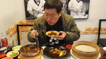 《韩国农村美食》乡下小伙吃早点，炸酱面+炸年糕，表情看起来很兴奋