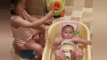 姐姐要给二胎弟弟洗澡可是自己跟弟弟都自娱自乐的玩了起来萌翻了