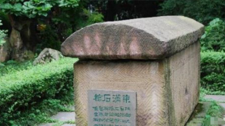 诸葛亮陵墓下一块石碑，上面刻有12个字，竟预言了千年后的事
