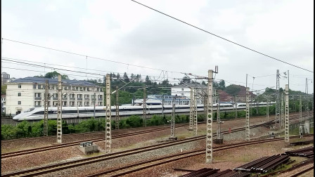 G1371次出站,9小时后到达终点站昆明南站