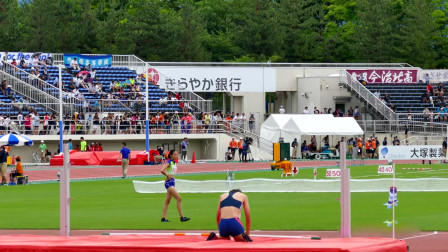 日本高校运动会跳高比赛，落地的刹那间观众石化了，大写的尴尬