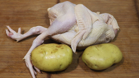 原来鸡肉好吃有秘诀，加2个土豆，简单一炖，鸡肉嫩滑入味，真香