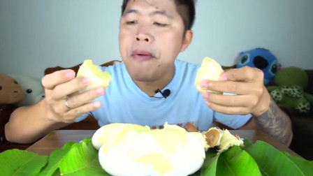 泰国哥哥吃吃冷冻榴莲，又香又脆有点像吃冰淇淋的感觉