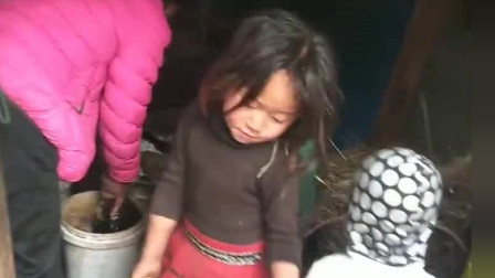 大凉山的孩子：女孩背柴刚回来，又立马搬着猪食去喂猪！