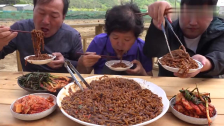 《韩国农村美食》小伙和父母在地头吃炸酱面，家常饭也吃的很香