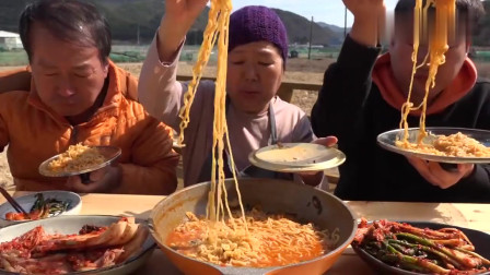 《韩国农村美食》三口之家的露天午饭，美味方便面搭配泡菜，胖儿子喜欢吃