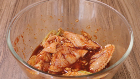 奥尔良烤翅的做法窍门，教你这样腌制，鸡翅入味，肉质滑嫩鲜香