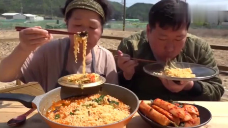 《韩国农村美食》小哥和妈妈吃一大锅泡面，直接用锅盖吃，淳朴又过瘾