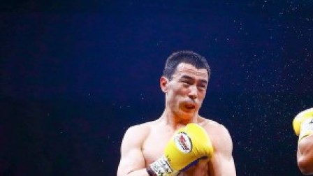 徐灿拳王卫冕战 迪阿利自乱阵脚慌忙进攻，乌兰稳固防守迅猛打出一记漂亮重击拳