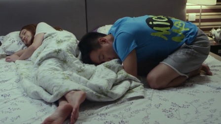 模范丈夫，美女想上厕所，老公公主抱把老婆抱到厕所，太甜蜜了！