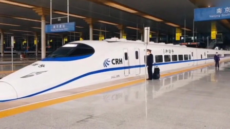 实拍这辆和谐号CRH2C被称做“疯带鱼”，最高速度350km_h，属于高铁动车组