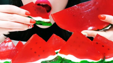 美女吃流行的西瓜果冻，颜值太高，看着就很美味！