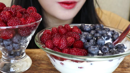 柚子看天下 韩国妹子吃一碗蓝莓和覆盆子，竟搭配奶油吃真香