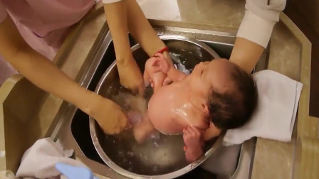 护士手把手教宝妈如何帮新生儿洗澡，讲得很详细，值得我们学习！