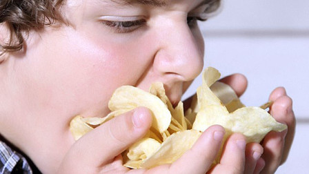 薯片大家经常吃，但是对身体有哪些危害呢？看完再也不吃了