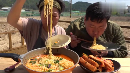 《韩国农村美食》就着腌萝卜吃，方便面也能吃得这么香！
