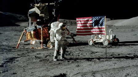 美国首次登月，已过去50年，当年插在月球上的旗子变成啥样了
