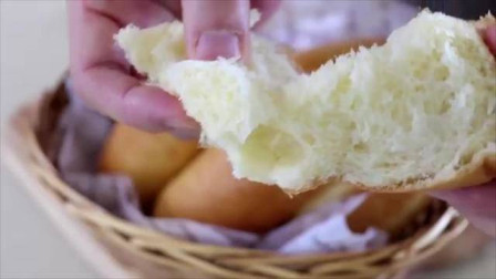 如何手工制作一个简单而蓬松的热狗面包，热狗面包食谱！