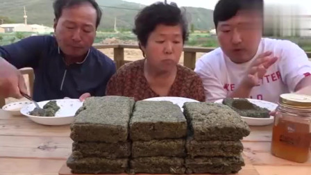 吃播：韩国农村一家人吃紫苏味年糕，看起来不咋地不知道味道怎么样