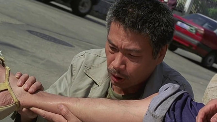 少林足球:达叔抬起周星驰的大腿,吐了一口水擦两下