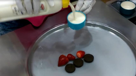 当草莓 奥利奥遇上炒冰机，瞬间变成创意炒酸奶，孩子们最爱吃