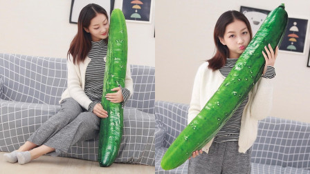 美女收到一个"1米长的巨大黄瓜",用手一拿,好尴尬