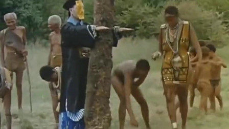 非洲和尚：非洲小伙晃动树上铃铛，利用僵尸把椰子撞下来，又学到一招