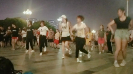 最近很流行的广场曳步舞《动力一期》，晚上美女伙伴们一起嗨起来，非常整齐好看，酷炫又动感