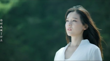 灰姑娘一身白裙光着脚丫走在沙滩上，画面太美了，阔少直接看入迷