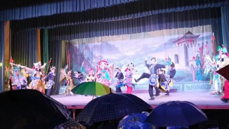 河南漯河豫剧团演出《穆桂英大战洪州》，精彩武戏打斗片段！