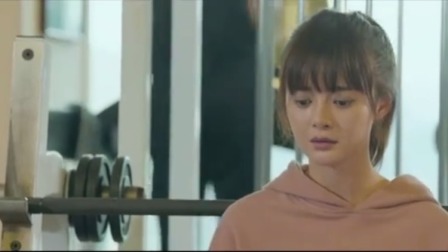 小伙讽刺警花没脑子，警花直接赏他个左勾拳，打的他妈都不认识他