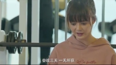 警花被小伙骂脑残要跟他单挑，直接一个左勾拳，打的小伙当场喷水