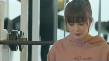 警花被小伙骂脑残要跟他单挑，直接一个右勾拳，打的小伙当场喷水