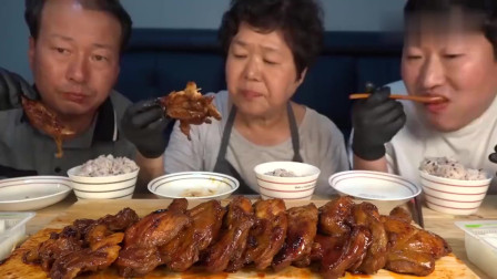 《韩国农村美食》村里人的普通午餐，一家三口今天吃鸡腿，儿子胃口不错