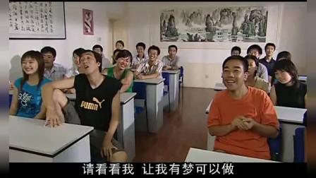杨光的快乐生活：杨光的一起上课的同学上台表演唱歌，真可是辣眼睛！