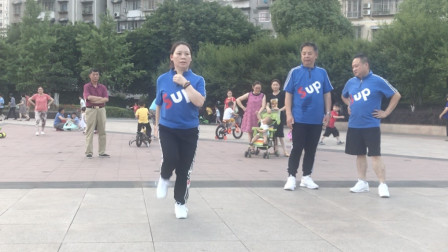 50岁大婶在广场跳鬼步舞，2步基础奔跑步，跳起来还挺好看！