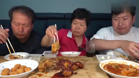 《韩国农村美食》韩国一家三口吃炸鸡，这三人长得真像，吃相也像，真不愧是一家人