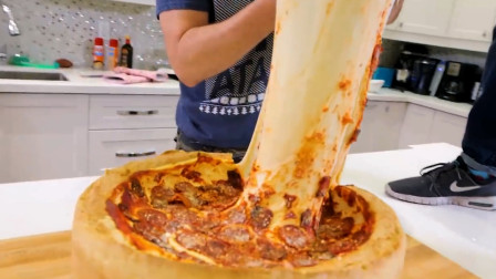 美国人做披萨，放了一块百斤重的奶酪砖，奶酪丝长两米！