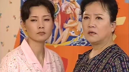 妈妈早上喊女儿吃饭，女儿却害怕的躲在衣柜不见人，这点事这么怕