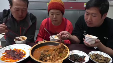 韩国农村一家三口，吃泡菜肉片加红烧茹子金针菇，儿子狂吃停不下来