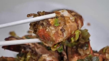 日本大厨烹饪超大黑虎虾，炸熟回锅爆炒！