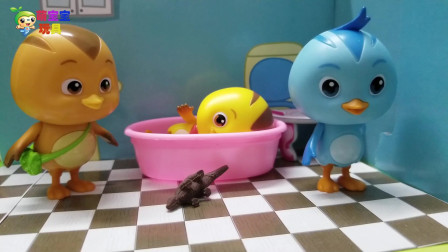 《萌鸡小队》玩具故事，小麦奇帮助恐龙玩偶洗澡，哇，好干净哟！