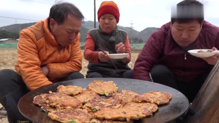 吃播：韩国农村一家人，每次吃饭儿子都要跟爸爸抢，儿子的眼神真逗